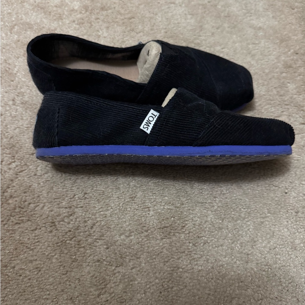Toms women’s Slip-On corduroy in Black with Blue/Purple Trim